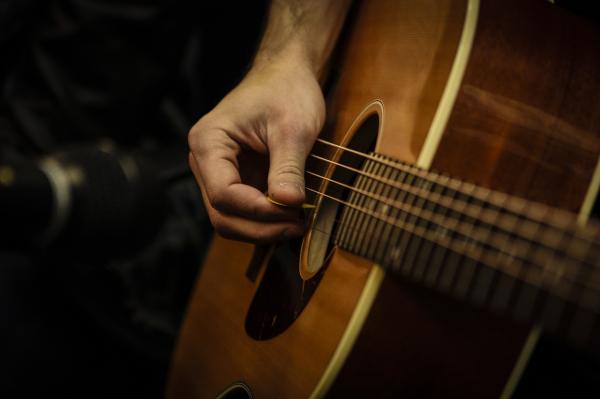 Wie wählt man eine klassische Gitarre? | einWie.com