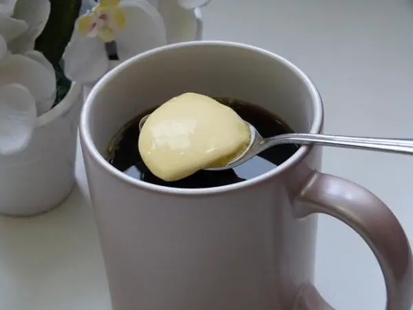 Wie man Kaffee mit Butter macht | einWie.com