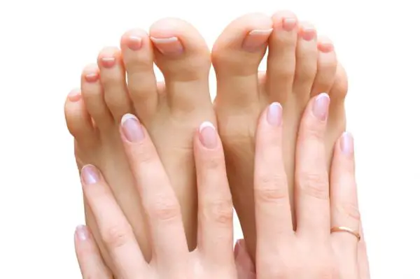 Wie man die Nägel der Füße erweicht