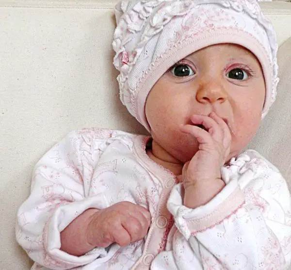 Wie man gegen die Nasenverstopfung eines Babys vorgeht