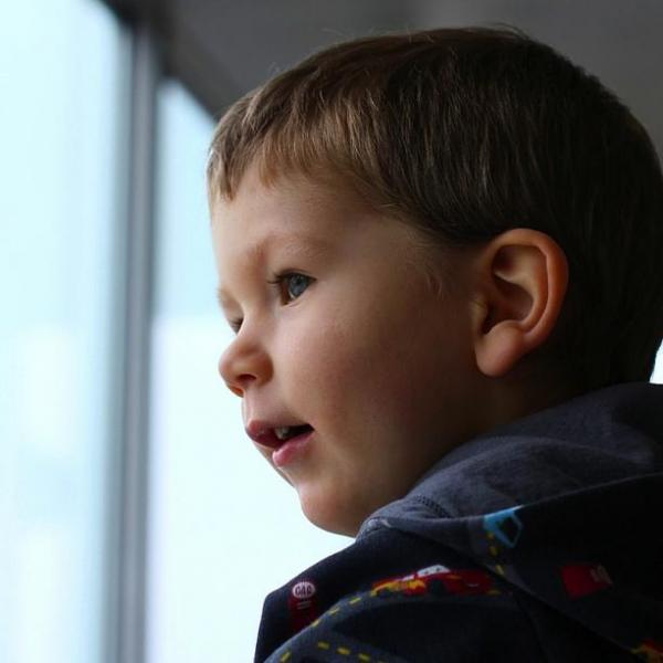 Wie man einem Kind hilft, Schleim durch zystische Fibrose zu spucken