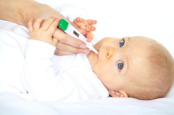 Wie man ein Fieber auf ein Neugeborenes senkt
