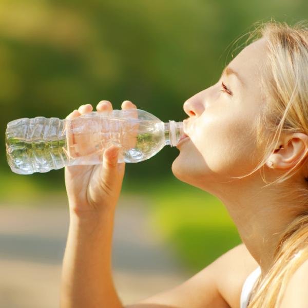 Wie man zwei Liter Wasser pro Tag trinkt
