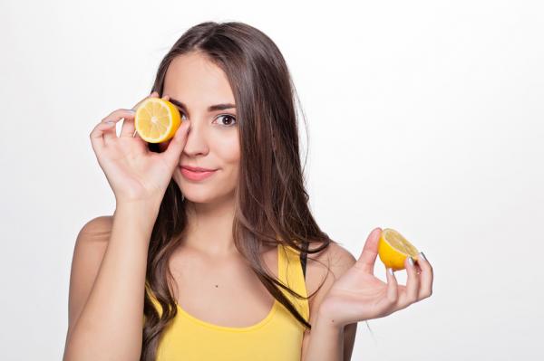 Wie man die Poren mit Zitrone schließt