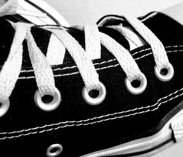 Wie man Schnürsenkel auf Converse Sneakers setzt