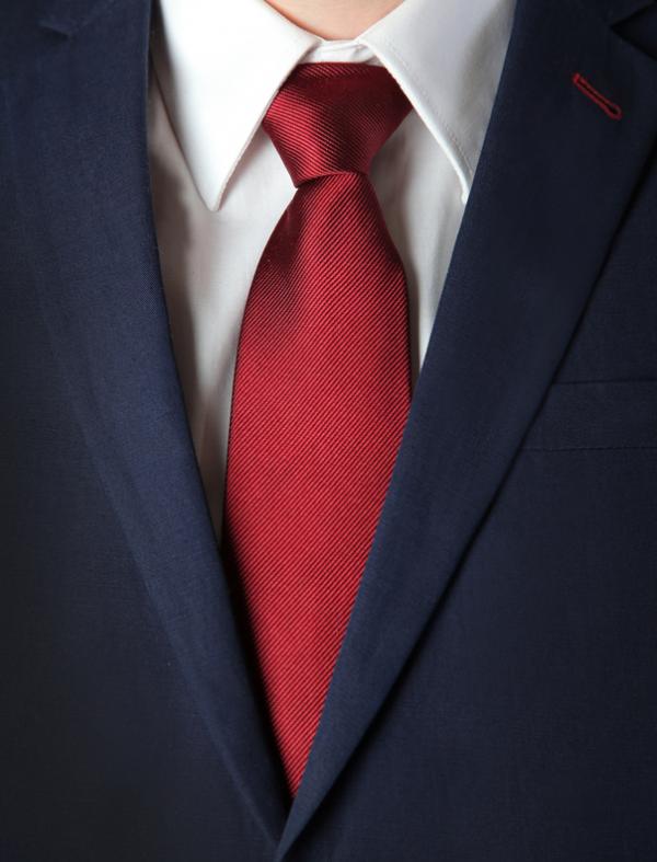 Wie man eine rote Krawatte kombiniert