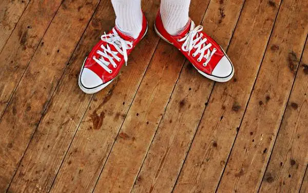 Wie man rote Schuhe trägt
