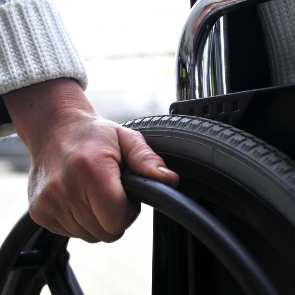 Wie pflegt man einen Patienten im Rollstuhl?