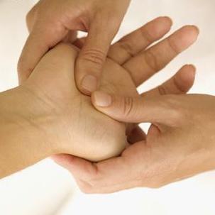 Wie man eine Massage in der Hand gibt