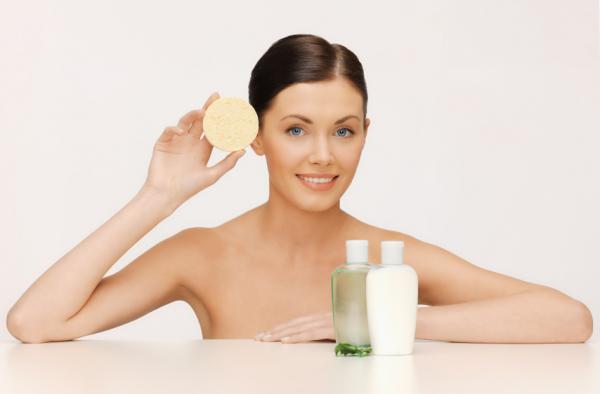 Wie man Make-up von fettiger Haut entfernt