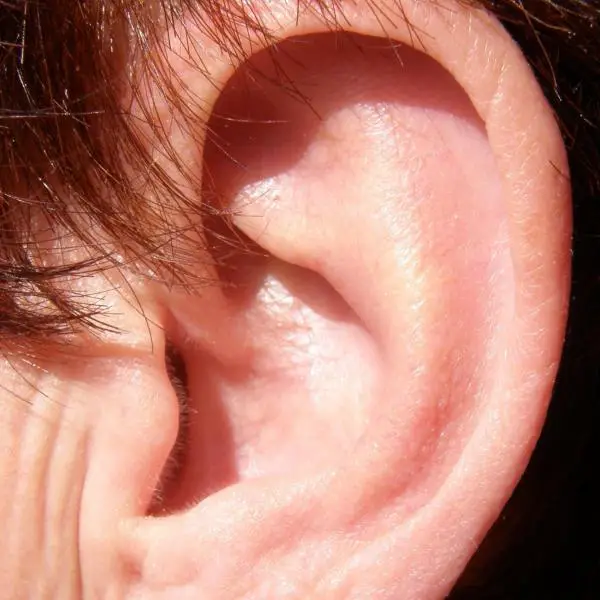 Wie man Flüssigkeit aus dem Ohr ablässt