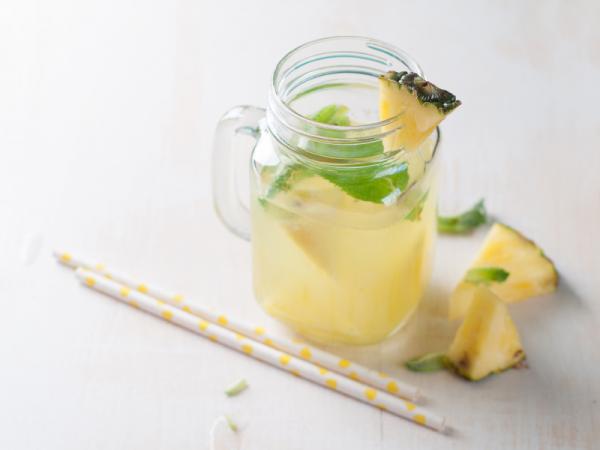 Wie man Ananaswasser macht, um Gewicht zu verlieren