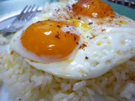 Wie man weißen Reis mit Eiern macht