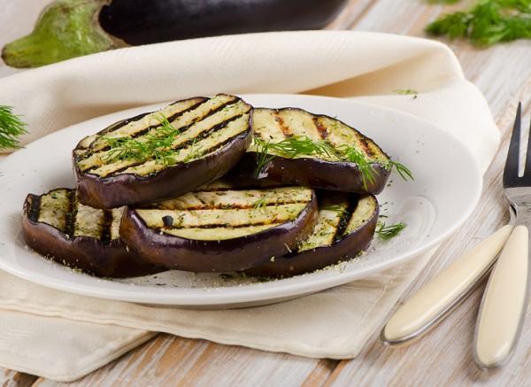 Wie man Auberginen auf dem Grill macht