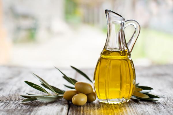 Wie man Haare mit Olivenöl anbaut