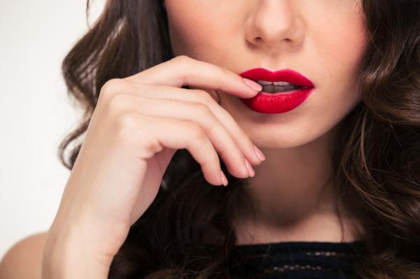 Wie man selbstgemachten roten Lippenstift macht