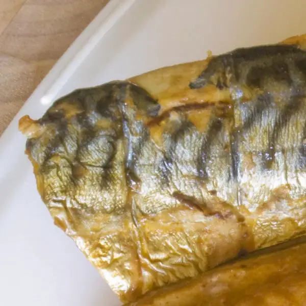 Wie man gegrillten Fisch in einer Pfanne zubereitet