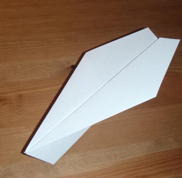 Wie man ein Gomez Papierflugzeug herstellt