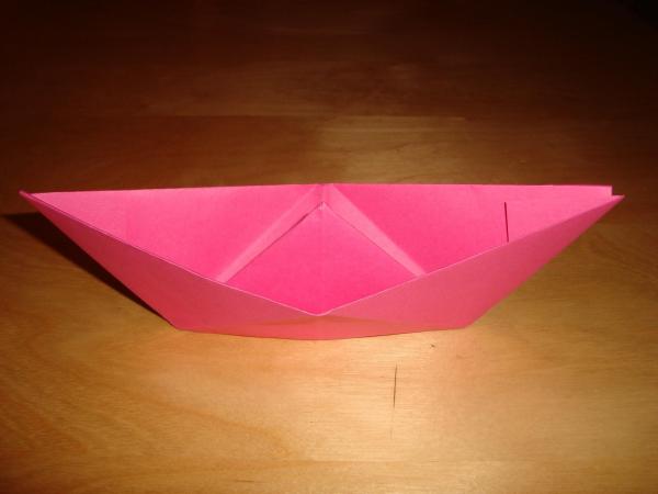 Wie man ein Papierboot Schritt für Schritt herstellt