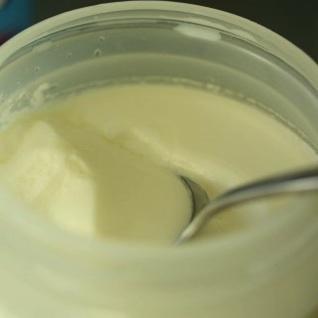 Wie man einen Joghurt mit Milchpulver macht