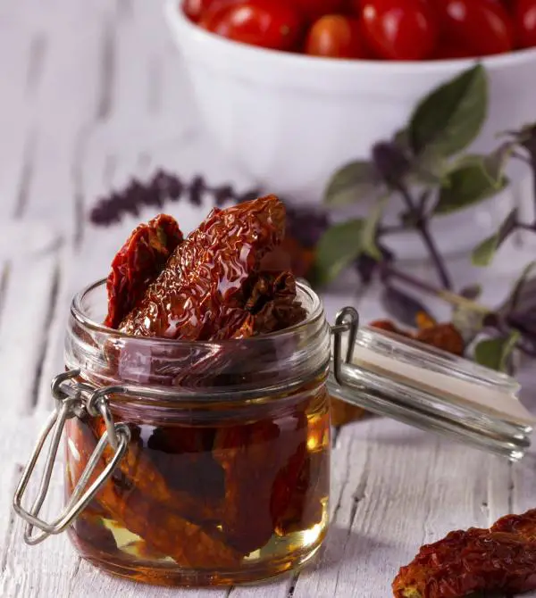 Wie man die getrockneten Tomaten hydratisiert