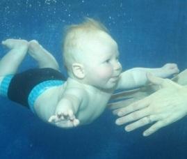 Wie fange ich mein Baby beim Schwimmen an?