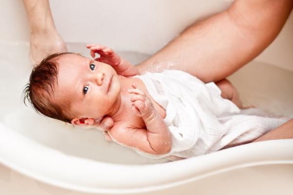 Wie man die Badewanne des Babys säubert