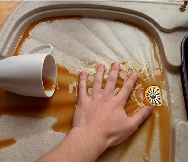Wie man einen Fleck von trockenem Kaffee von einem Polyester säubert