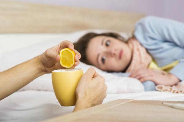 Wie man Fieber mit Zitrone entfernt