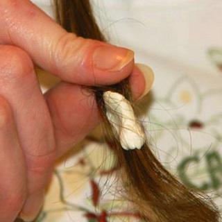Wie man einen Kaugummi mit Speiseöl aus dem Haar entfernt