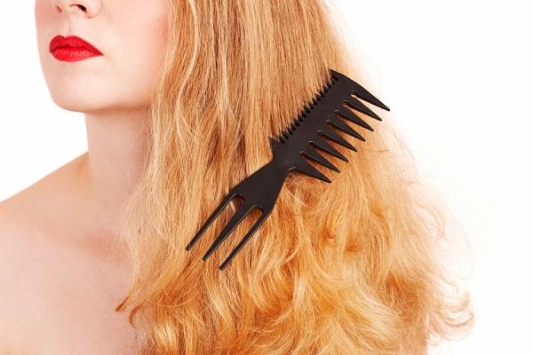 Wie behandelt man trockenes und strapaziertes Haar