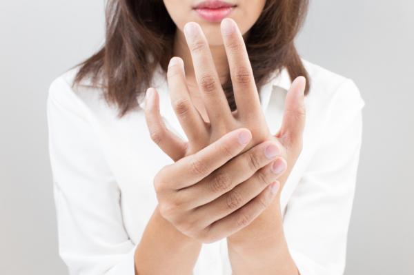 Wie man eine Fingertorsion behandelt