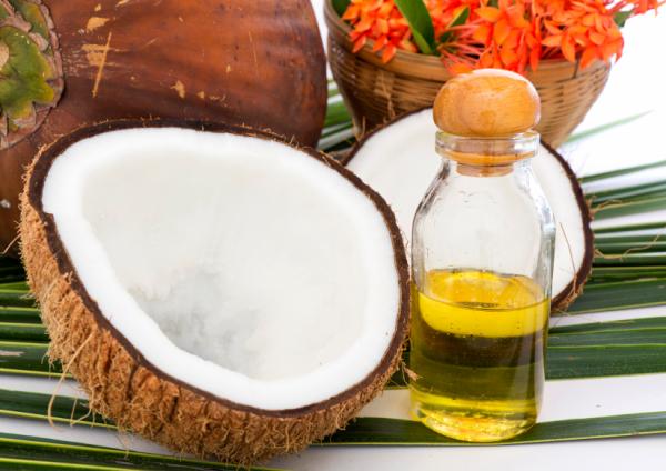 Wie man Kokosnussöl im Haar benutzt
