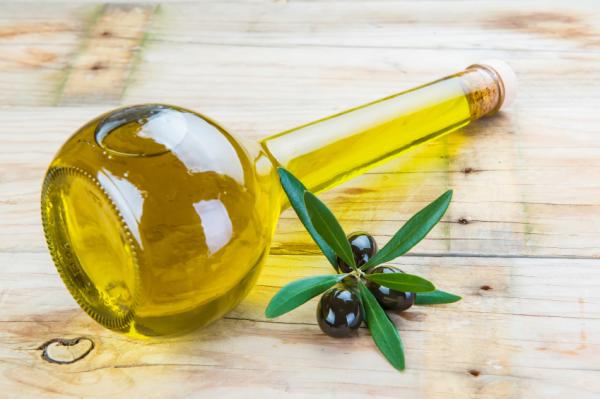 Wie benutzt man Olivenöl auf den Haaren?