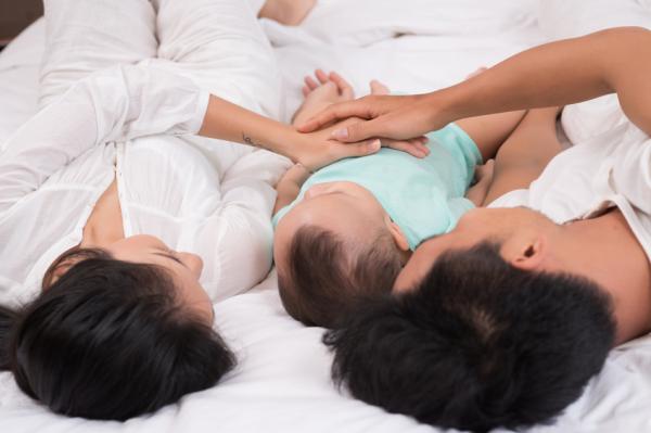 Ist es gut für Babys, mit Eltern zu schlafen?