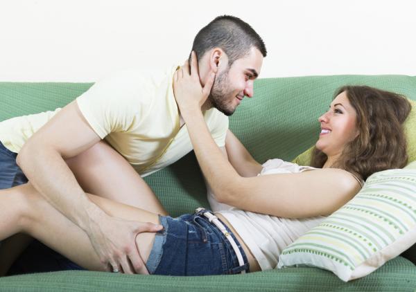 Haltungen, um Sex auf der Couch zu haben