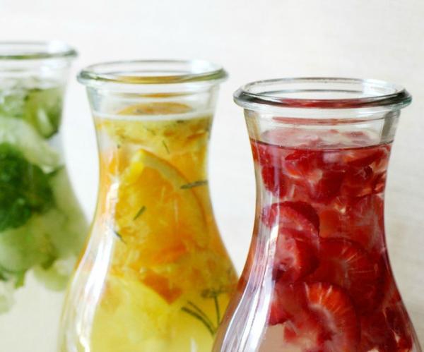 3 Rezepte, um aromatisierte Wasser zu machen