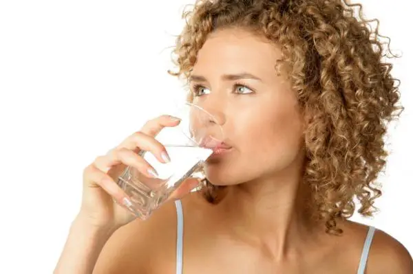 Vorteile von Trinkwasser auf nüchternen Magen