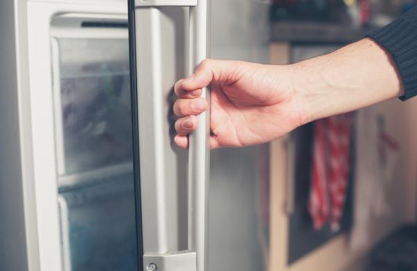 Wie man die Gummis eines Kühlschranks auswechselt