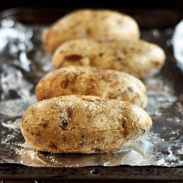 Wie man Kartoffeln mit Schale im Ofen kocht