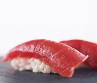 Wie man Thunfisch für Sushi schneidet