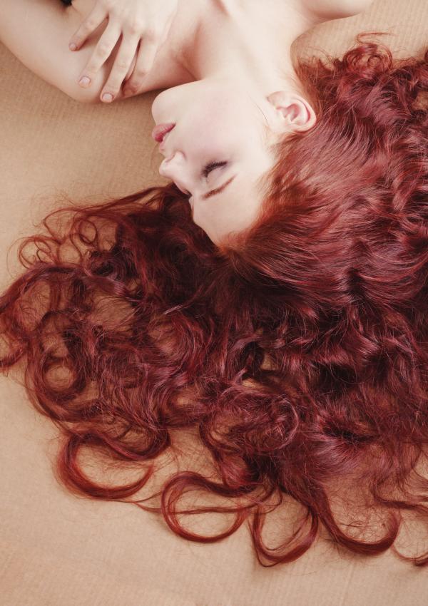 Wie pflegt man rot gefärbte Haare