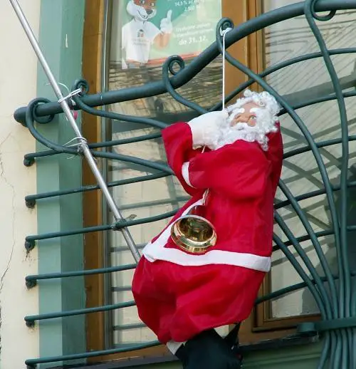 Wie man den Balkon mit einem Weihnachtsmann schmückt