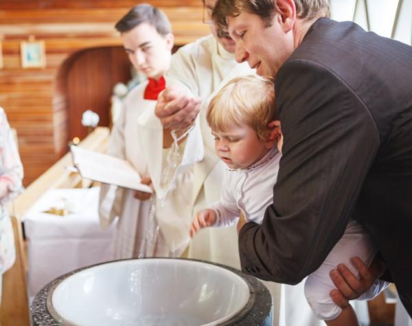 Wie man eine Taufe schmückt