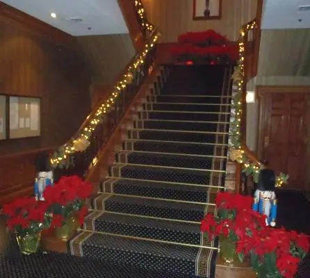 Wie man eine Treppe zu Weihnachten schmückt