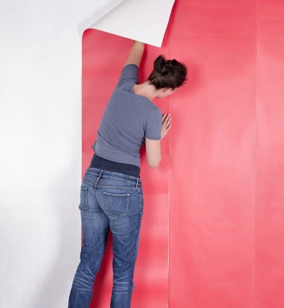 Wie man eine Wand mit Tapeten verziert