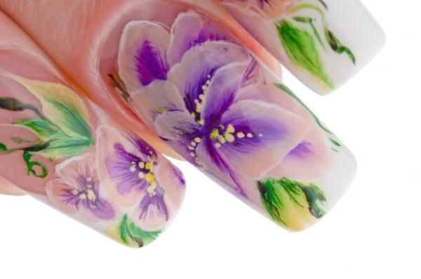 Wie man Nägel mit Blumen verziert