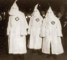 Wie man sich als Ku Klux Klan verkleidet