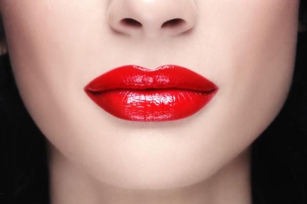 Wie man einen roten Lippenstift wählt