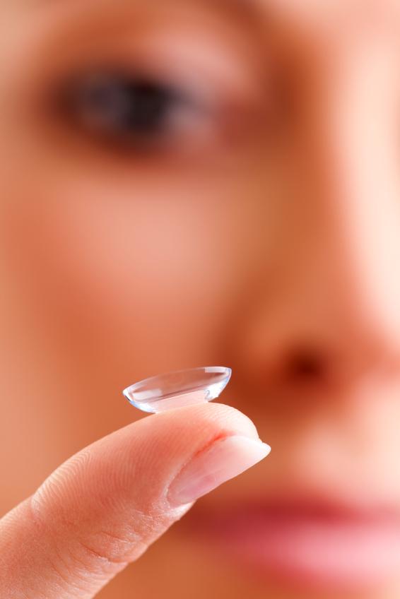 Wie man rote Augen durch Kontaktlinsen vermeidet